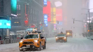 YouTuber trotseert historische sneeuwstorm in New York op elektrische crossmotor met spijkerbanden