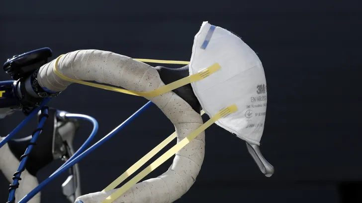 Maatregelen UCI voor koersen in coronatijd: veel testen, mondkapjes en afstand houden