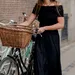 Vrouw met mooie off shoulder jurk aan.