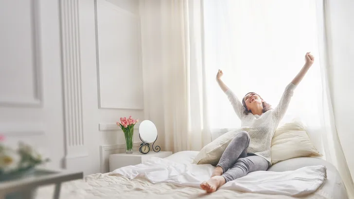 Deze buikspieroefeningen kun je gewoon in bed doen