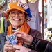Vrouw met oranje hoed op vrijmarkt Koningsdag
