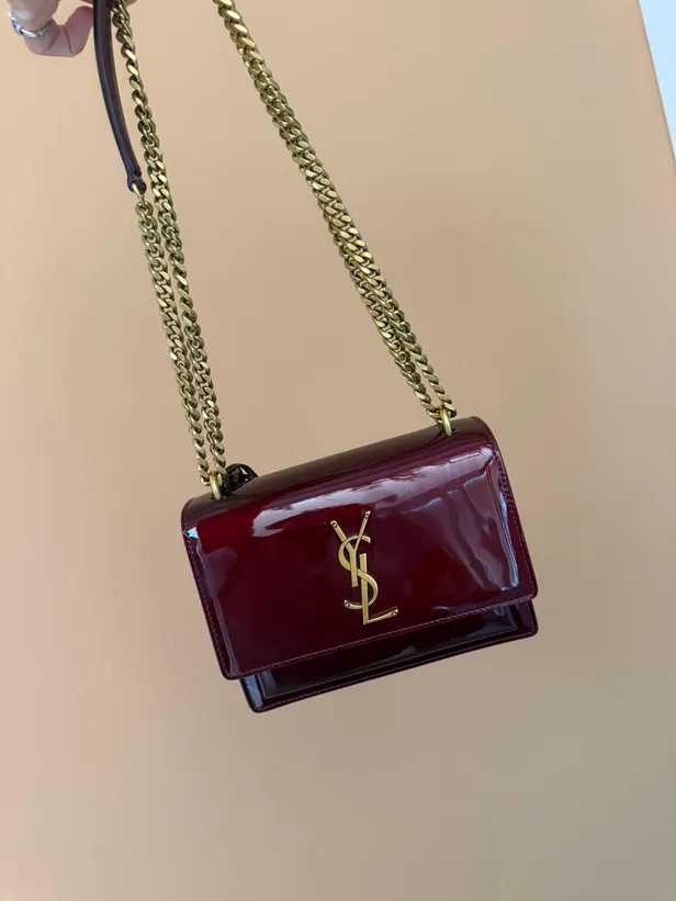 De favoriete bordeauxrode tas van YSL van Bo Wilkes. 