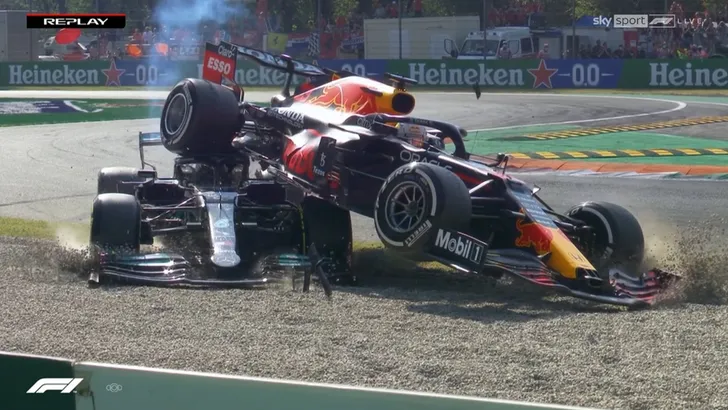 Max Verstappen krijgt drie plekken straf voor crash Monza