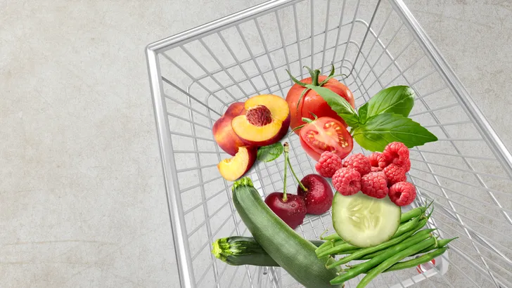 Seizoensgroente en fruit in winkelkar