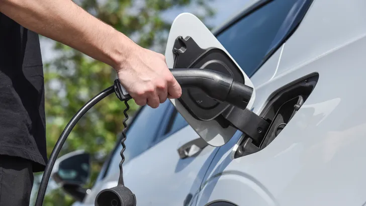 Veel EV-rijders laden hun auto verkeerd op: zo voorkom je sluipende accu-slijtage