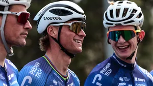 Mathieu van der Poel en Tibor Del Grossos lachen samen.