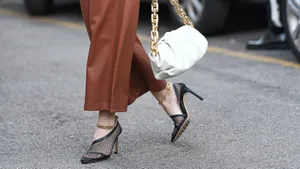 Vrouw met mesh schoenen aan. – Schoenentrend zomer 2025.