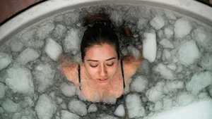 Vrouw in ijsbad