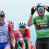Wout van Aert juicht te vroeg in derde etappe Dauphiné: 'Een fout van een rookie, een zege zo weggeven is pijnlijk'
