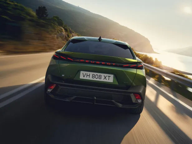 Verlichte Peugeot-belettering op de achterzijde van de vernieuwde 408