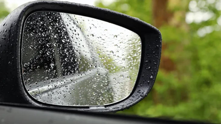 Veel automobilisten rijden onnodig met slecht zicht doordat ze functie voor spiegelverwarming niet kunnen vinden