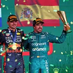 Max Verstappen en Fernando Alonso van Aston Martin