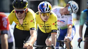 wout van aert en tiesj benoot samen op de fiets