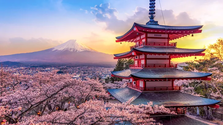 Japan, foto van de Chureito-tempel met Mount Fuji op de achtergrond.