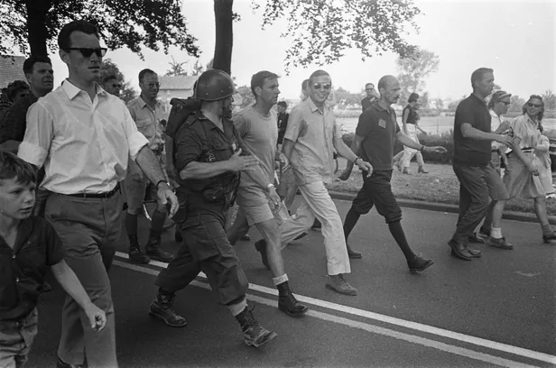 Prins Claus met medewandelaars tijdens de Nijmeegse Vierdaagse van 1967.