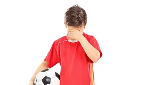 De huilende jongen op het voetbalveld