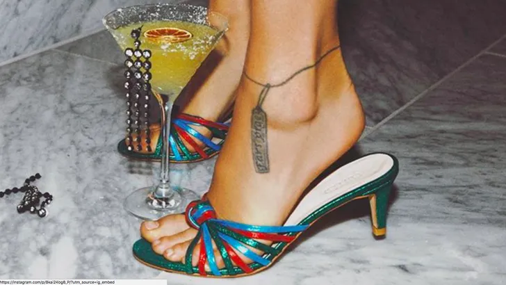 Vergeet dad sneakers: mom mules zijn helemaal hot