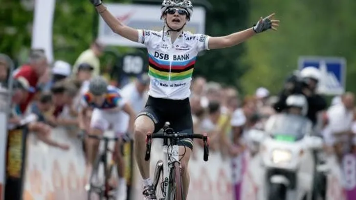 Marianne Vos klopt Nicole Cooke op de Muur