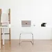 Minimalistisch ingerichte werkkamer met bureau