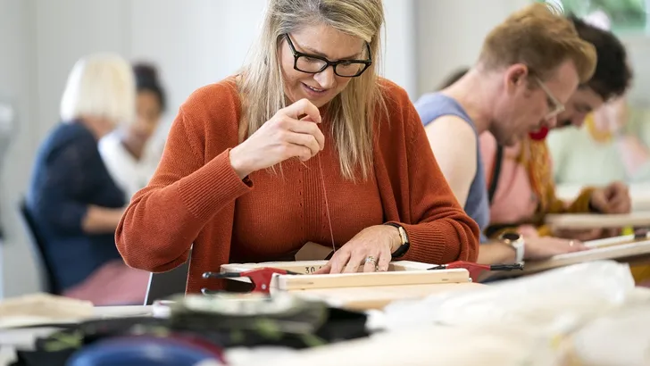 Máxima borduurde weer even in groepsverband aan haar nieuwe gordijnen