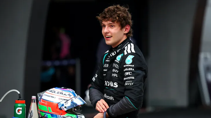 GP-winnaar Kimi Antonelli haalde vorig jaar pas zijn rijbewijs in een grijze Golf