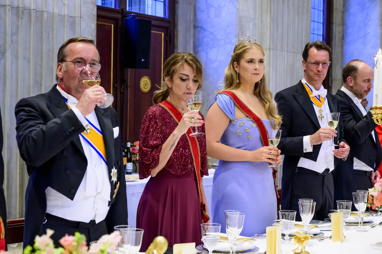 Prinses Amalia staatsbanket Duitsland: prinses Amalia aan tafel tijdens de toast.