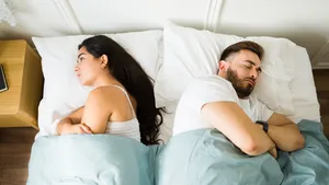 Waarom steeds meer stellen ervoor kiezen om geen bed te delen.
