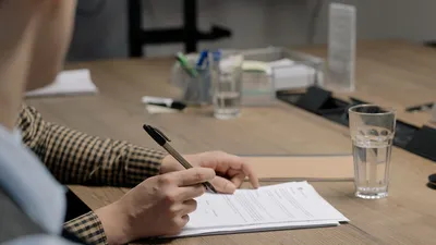 Ontslag via een vaststellingsovereenkomst? Teken niet blind! Ontdek waar je op moet letten om je WW en financiën veilig te stellen.