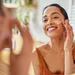 Vrouw brengt skincare aan voor glowy huid.