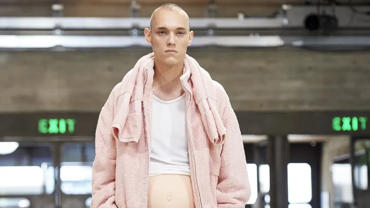 Bizar: mannen lopen zwanger de catwalk op