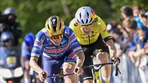 remco evenepoel en wout van aert tijdens de brabantse pijl 2025