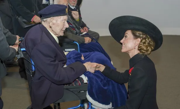 De prinses van Wales ontmoet de honderdjarige oorlogsveteraan Bill Reston tijdens de herdenkingsdienst.