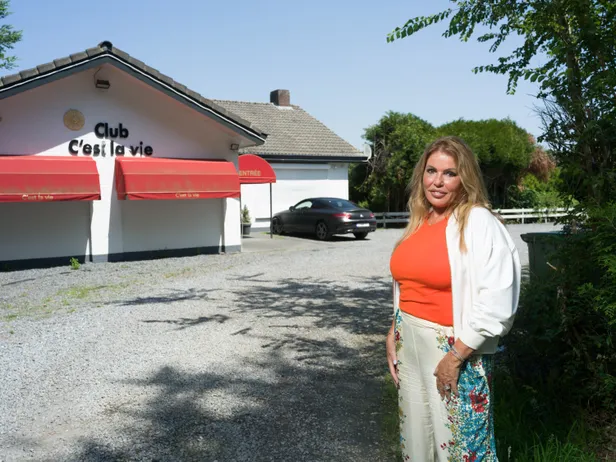 Foto van Brigitte Schepers van The Real Housewives van het Zuiden bij haar bordeel, C'est La Vie, in Weert.