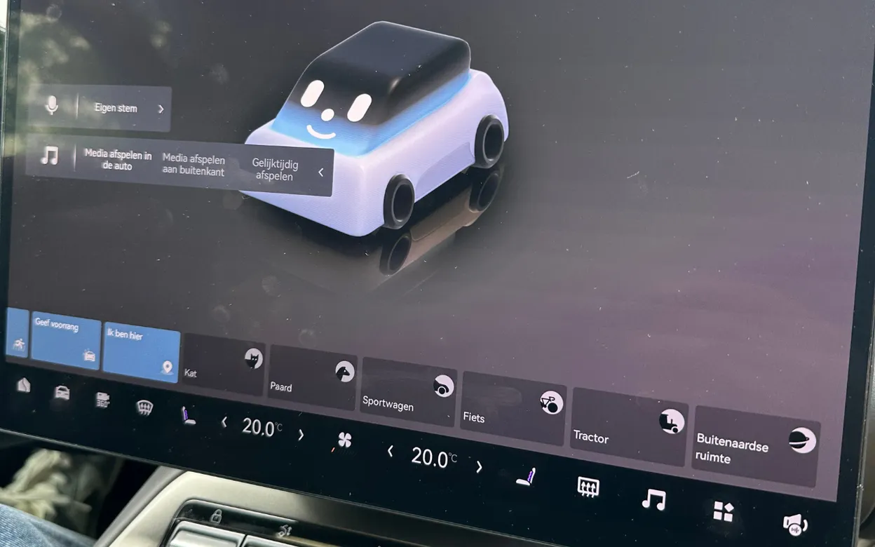 Centraal scherm van de Zeekr 7GT met functies voor geluiden buiten de auto