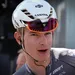 Tibor Del Grosso in Alpecin Deceuninck-tenue met witte helm en opvallende zonnebril, close-up portret vóór een koers.