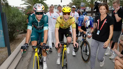 Wout van Aert en Matthew Brennan zij aan zij na de finish van een etappe in de Vuelta.