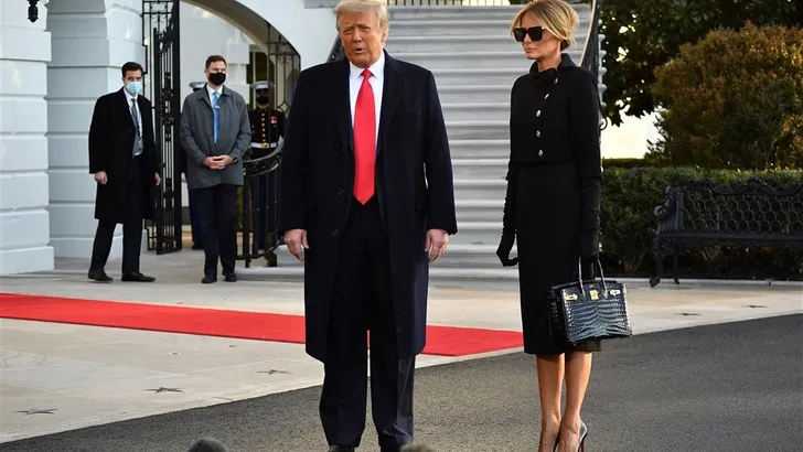 Daar gaan ze: de Trumps verlaten het Witte Huis
