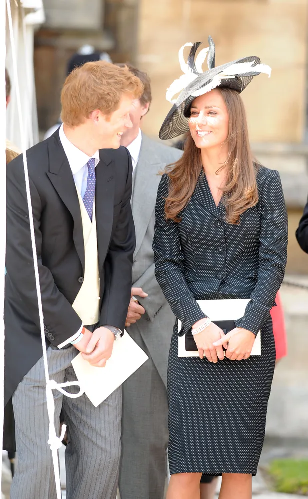 In 2008 is het weer dik aan tussen William en Kate. Ook met zwager Harry kan La Middleton het goed vinden, zo blijkt wel. 