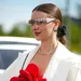 Vrouw met statement top en zonnebril op.