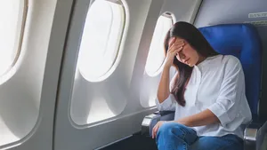 vrouw voelt zich niet goed in het vliegtuig