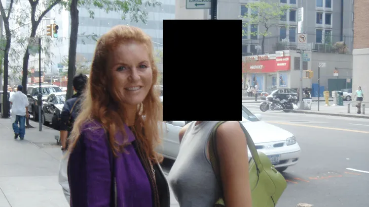 Sarah Ferguson met een geredigeerd slachtoffer in de Epstein-files