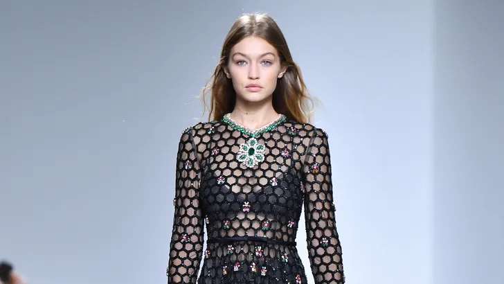 Tommy Hilfiger reageert op uitspraak dat Gigi Hadid 'te dik' was voor zijn show