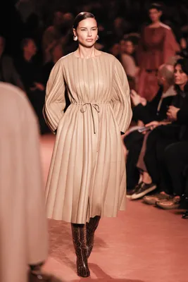 Adriana Lima voor Fendi, Milan Fashion Week.
