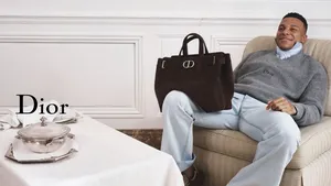 Real Madrid-voetballer Kylian Mbappé schittert in de nieuwe Spring/Summer 2026-campagne van Dior