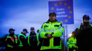 Bezorgde burgers in hesjes bij de grens