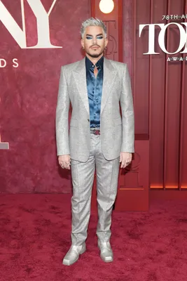 Adam Lambert in Alexander McQueen en Tom Ford