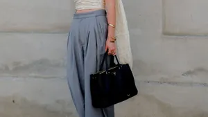 Een vrouw met barrel jeans