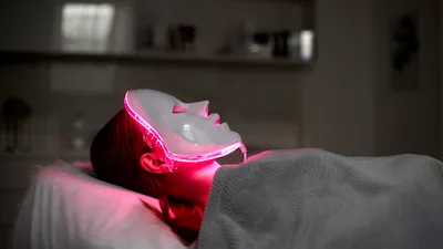 Red- en bluelight therapy kennen we nu wel: dit is de nieuwe LED-trend tegen roodheid en een doffe teint
