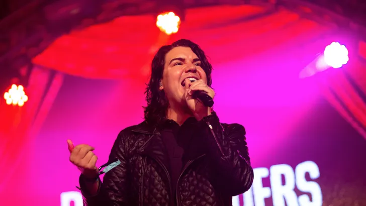 Het was ons eerlijk gezegd ontgaan, maar Roy Donders kan een aardig moppie zingen