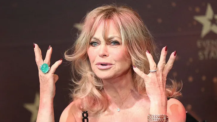 Goldie Hawn doet een dansje (en laat haar huis zien!)